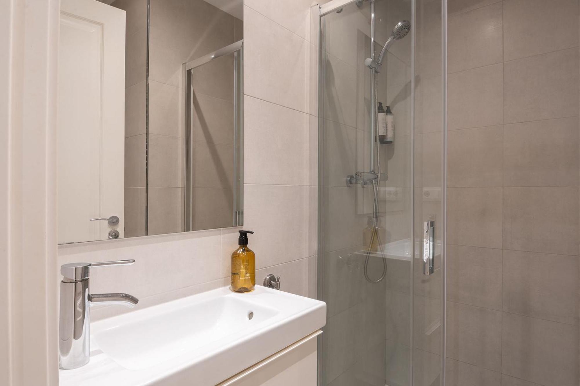 Spacious And Elegant Oasis In The Location Appartement *