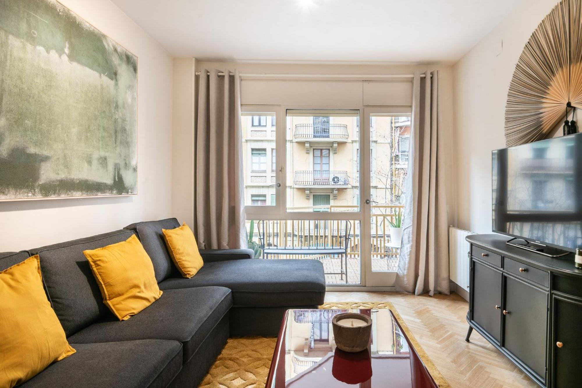 Spacious And Elegant Oasis In The Location