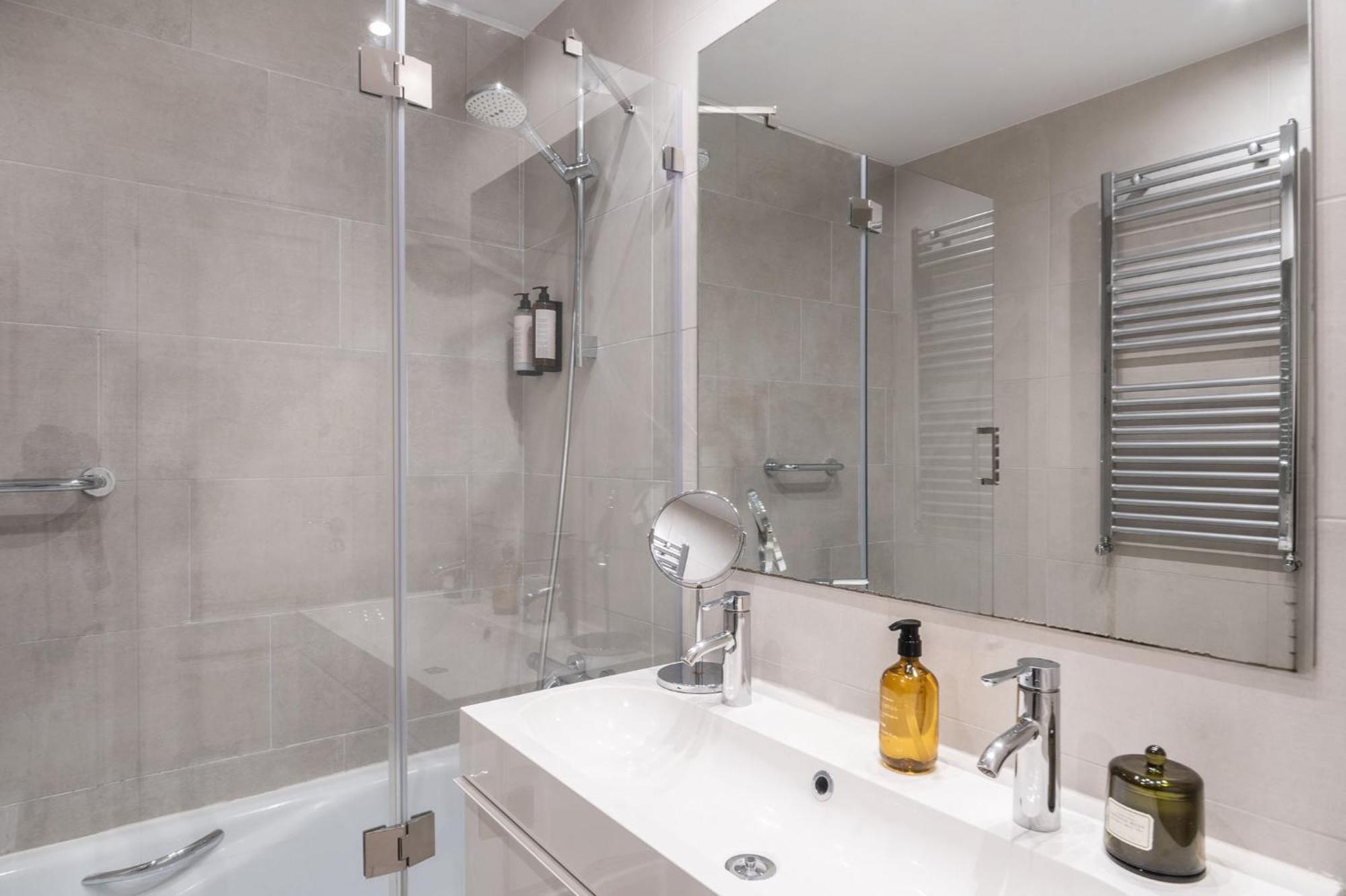 Spacious And Elegant Oasis In The Location Appartement *